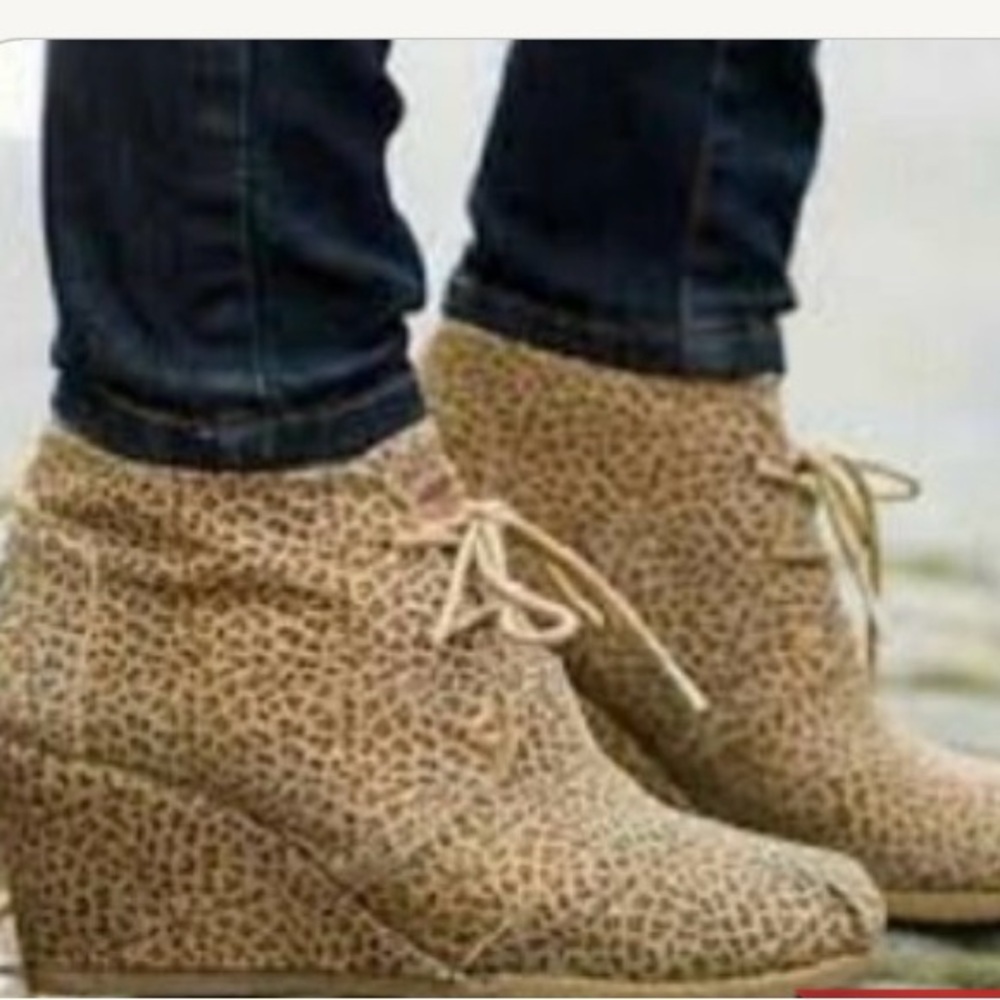 Toms Cheetah Wedge women’s Size 7.5
